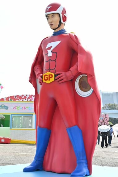 3.8mのマッサマン像が来場者をお出迎え！「ドッキリGP」「逃走中
