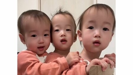 1歳のそっくり三つ子 寝室での姿がまるで“修学旅行の女子会”！顔を見合わせ笑いが連鎖する3人に「混ざりたい」「テレパシーですかね？」【激かわキッズ奇跡の瞬間】