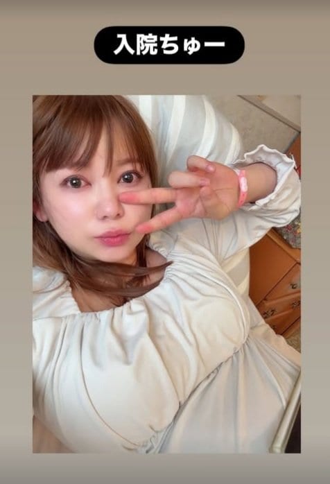 【画像5枚】双子出産間近！入院中のベッドで自撮りショットをする中川翔子を見る