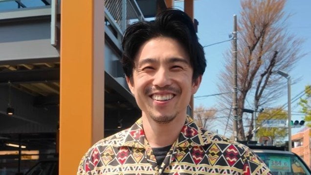 中尾明慶 大きな車体の“ヴィンテージ服に似合う”車とのショットに反響！「めっちゃ似合ってます♡」「かっこいい」心躍るエンジンの振動に大興奮