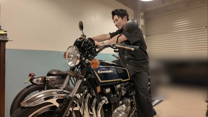 中尾明慶 “秘密基地”のようなガレージを披露！40年以上前のバイク