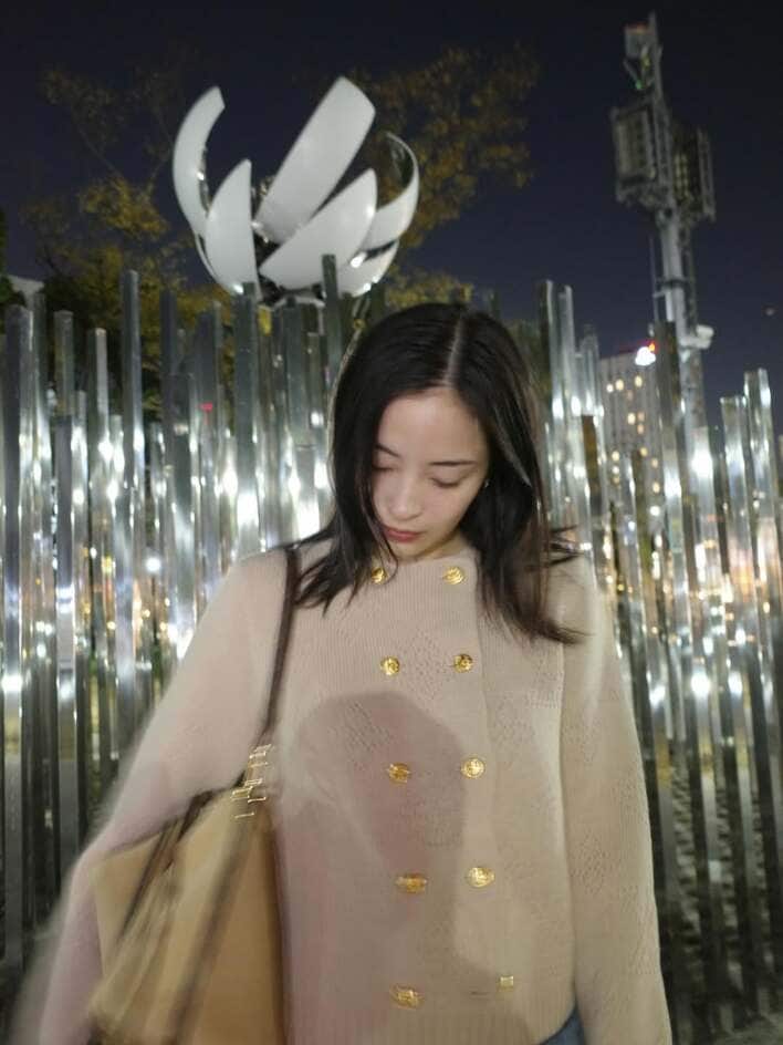 恋人になれた気分」広瀬すず クシャッと笑顔のオフ感満載ショット公開