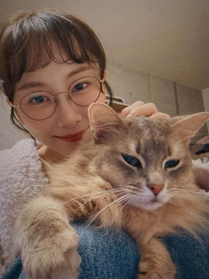 ふたりともソックリ」松井玲奈 愛猫との2ショット公開！「好きすぎて滅