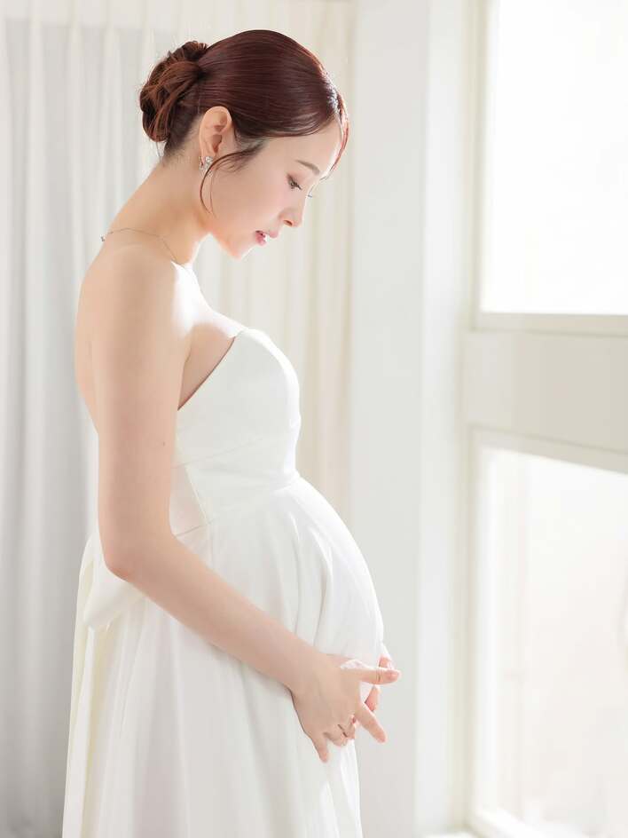 お笑い芸人コットン・きょんの妻が純白ドレスのマタニティフォトで臨月