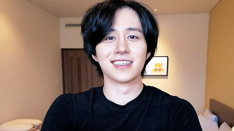 人気YouTuberカノックスター 第1子誕生を報告し生まれたばかりの娘との