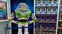 まるでおもちゃ箱！？トイ・ストーリーの世界観がディズニーストアに広がる ウッディやバズなどおなじみキャラとのフォトスポットも
