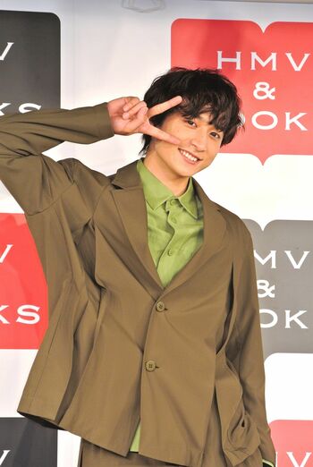 小関裕太“女子高生ポーズ”をノリノリ披露！カレンダー発売記念イベントで