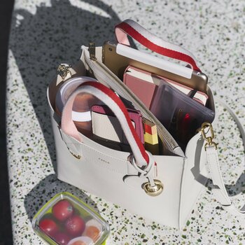 フルラから2026年春夏コレクションの新作バッグ「フルラ ディバイド イット」 が登場