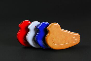 「鳩サブレーが割れずに持ち運べる」鳩の日だけの限定品！「鳩サブレー 1枚入缶セット」が4色展開で5年ぶりに発売