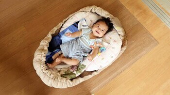 福島県いわき市の認可保育園にベビーベッド「ハグネスト」を提供｜高さ18cmの「ゆるやかな境界」、保育士が語った0歳児のパーソナルスペース【GOKUMIN】