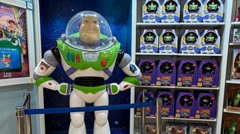 まるでおもちゃ箱！？トイ・ストーリーの世界観がディズニーストアに広がる ウッディやバズなどおなじみキャラとのフォトスポットも