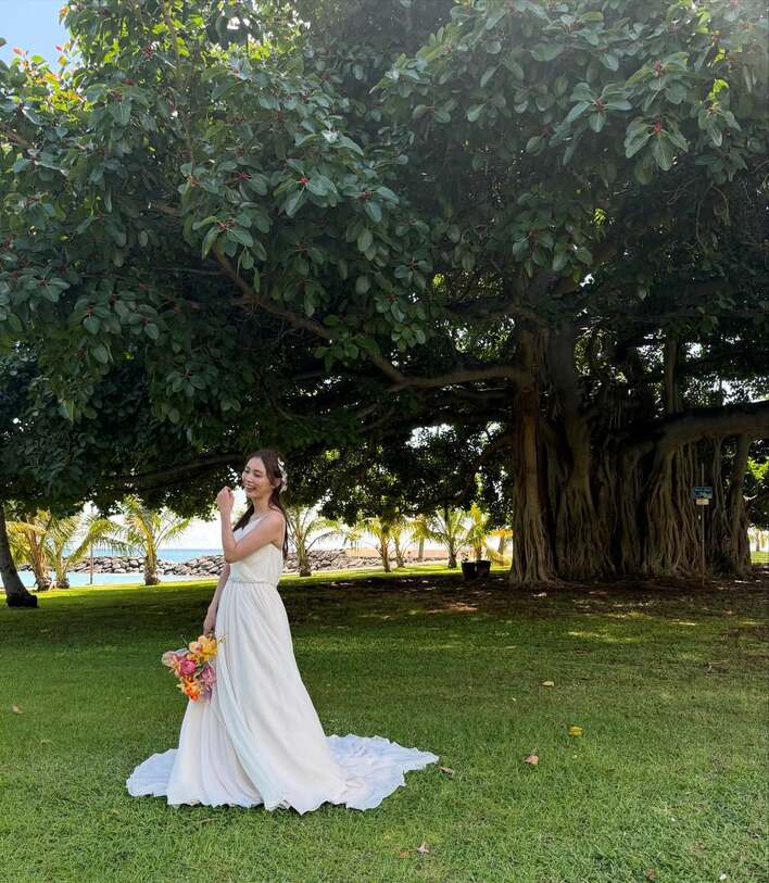 【画像7枚】内田理央 白のウェディングドレス姿披露!美デコルテ際立つ優美なショットを見る