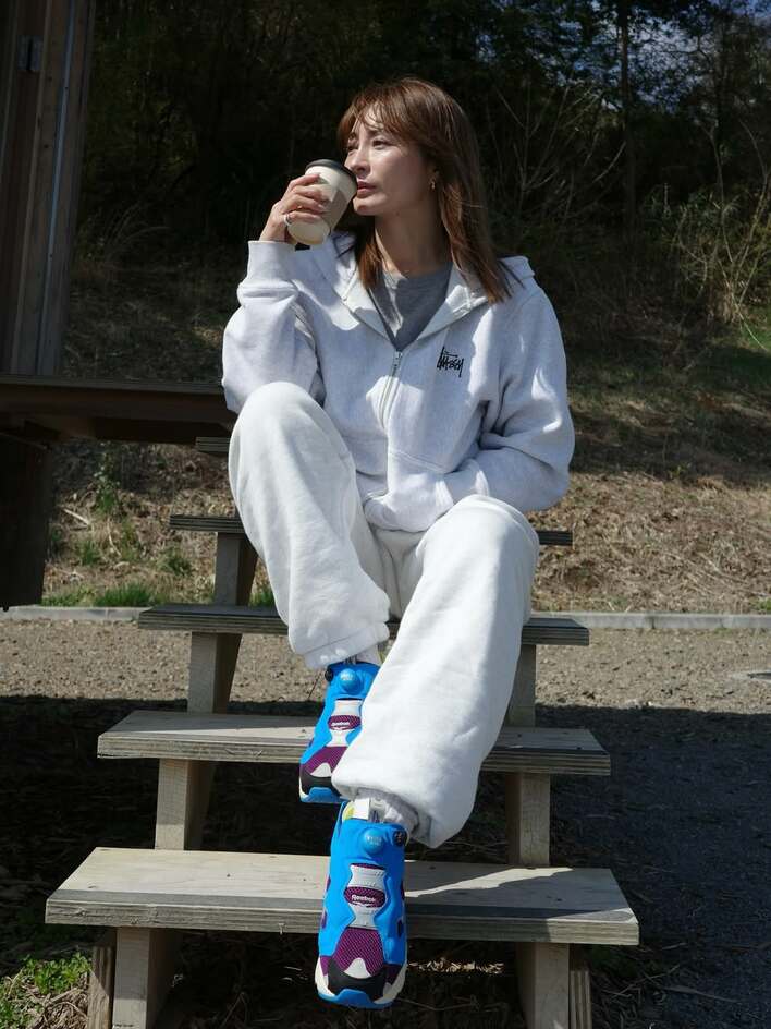 【画像】「いつも若々しくて綺麗」愛車“ランクル”を背に自然を楽しむ大人キャンプコーデの新山千春を見る