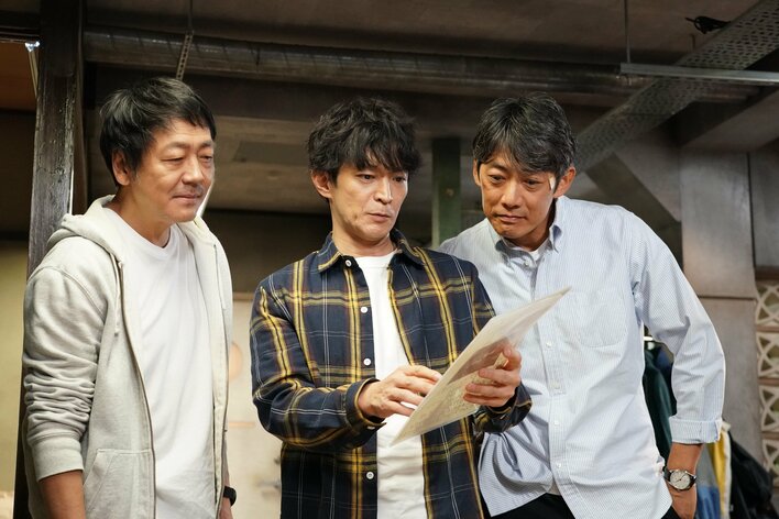 【写真】反町隆史＆大森南朋＆津田健次郎が出演『ラムネモンキー』のシーン写真を見る