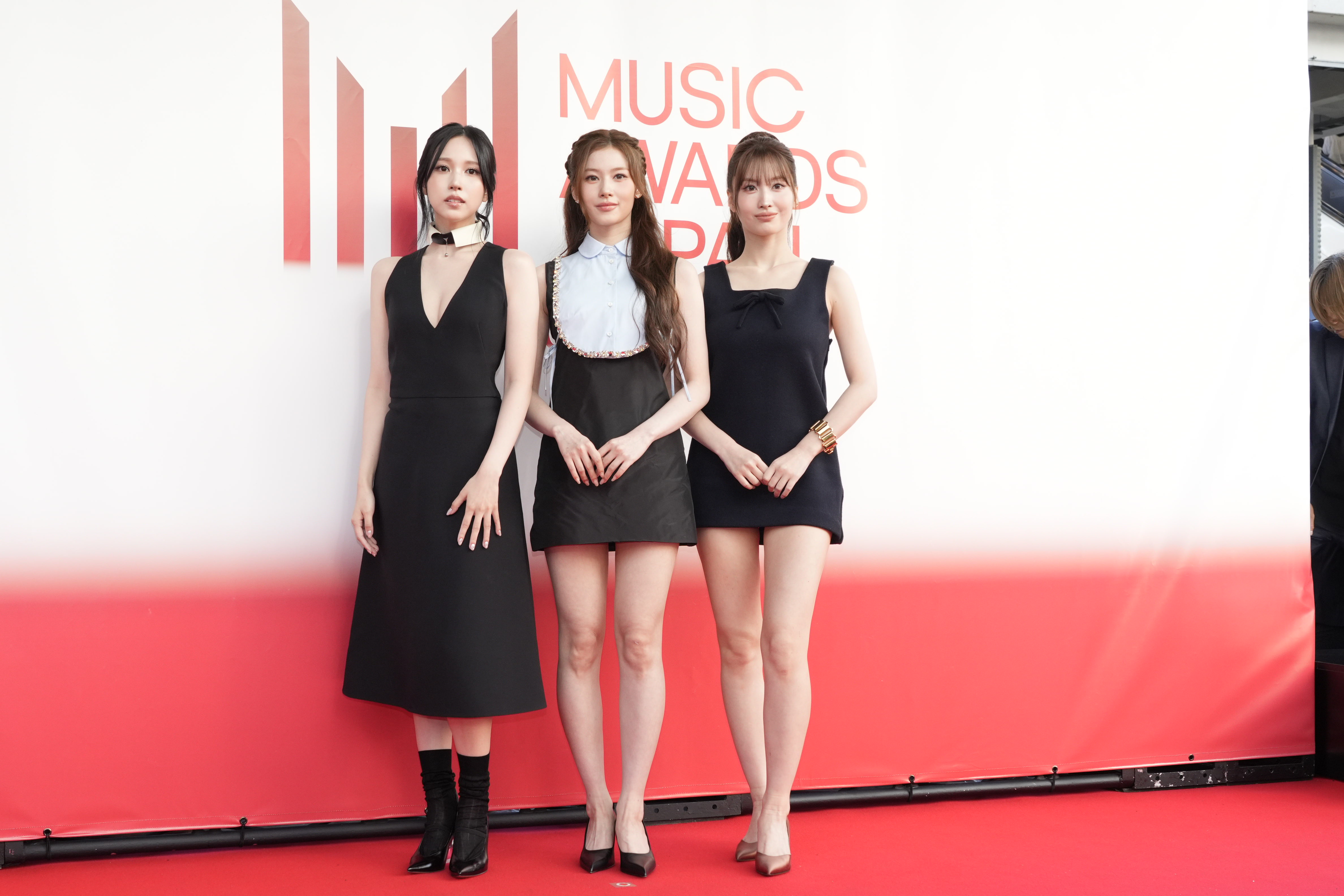 MISAMOが美脚まぶしいドレス姿でにっこり！MINA・SANA・MOMOがレッド