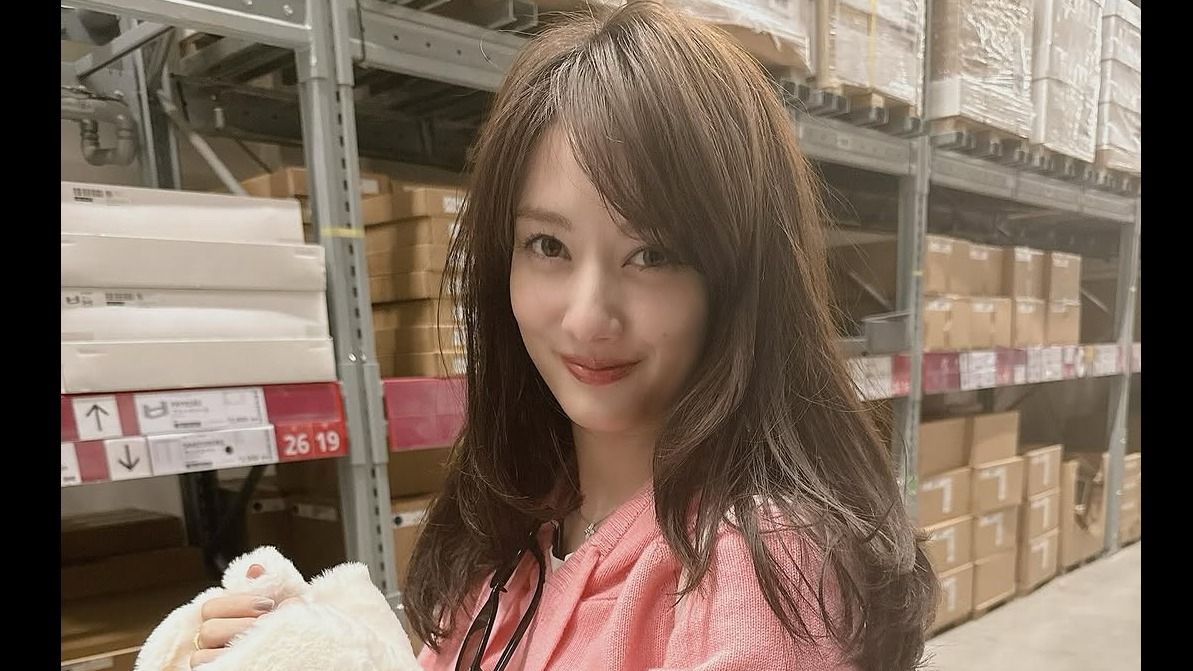 疑似IKEAデートやん！」谷まりあ ピンクのニット×もこもこグローブでの