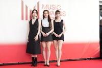 MISAMOが美脚まぶしいドレス姿でにっこり！MINA・SANA・MOMOがレッドカーペットに登場【MAJ2026】