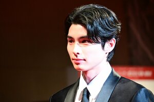 本田響矢 大人の魅力を放つシックなスーツ姿を披露！爽やかな笑顔を浮かべファン熱狂【第54回ベストドレッサー賞】