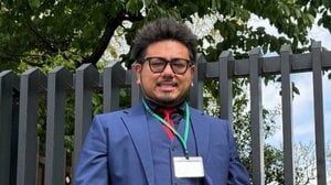 2児の父・鬼越トマホーク金ちゃん  次男の入園式で長男交えた親子3ショット公開！制服姿で手をつないで歩く兄弟の姿に「大きくなりましたね」