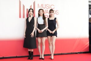 MISAMOが美脚まぶしいドレス姿でにっこり！MINA・SANA・MOMOがレッドカーペットに登場【MAJ2026】