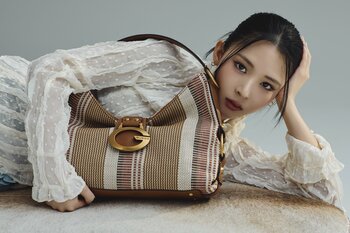 GUESS、ファッションアイコン・ミチを起用した最新ビジュアルを公開