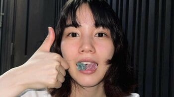 のん 赤髪×舌出しの雰囲気ガラリなビジュアルを披露！「超似合ってる！」「神がかり的なカッコ良さ！」とファン絶賛