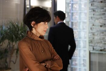 まるでアートのようなブラウス！鈴木保奈美『SUITS／スーツ2』のファッションを放送前にチェック！