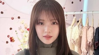 「スタイルよすぎてびっくり」とファン絶賛！豊嶋花 “絶対領域”見せミニスカ×ニーハイの美脚コーデで可憐な雰囲気あふれるショットに「惚れてまうやろ」