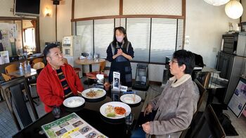 はためくのぼりは「コーヒー・お弁当・下着」とんでもない三権分立の店！