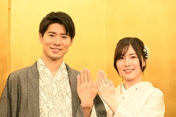 松井珠理奈＆ボイメン辻󠄀本達規  2人そろって和装姿で結婚会見も松葉杖のハプニング！？婚約指輪と結婚指輪がキラリ 笑顔で結婚会見 