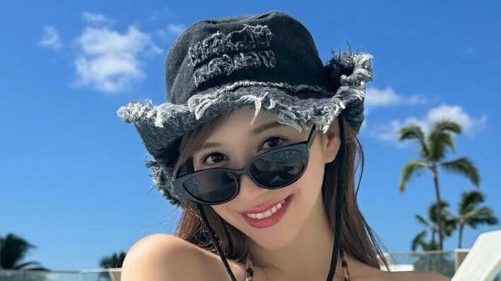 【画像7枚】「ウエスト細っ！」と反響！河西智美がヒョウ柄ビキニでハワイのプールを楽しむ姿を見る