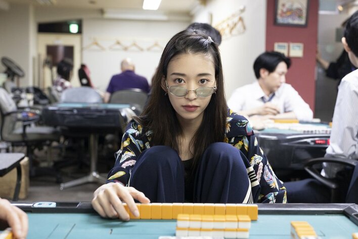 【愛を感じる】森川葵がサングラス姿で麻雀！？藤井流星の“チンピラ感”も「ヒョウ柄似合う」と話題『スティンガース』<br />