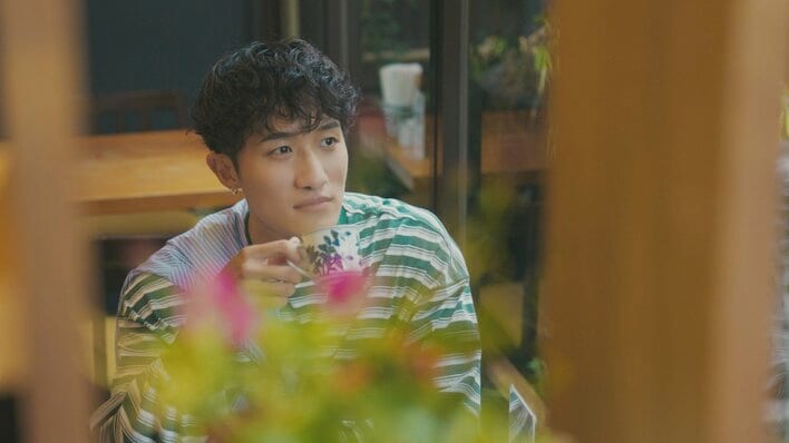 Snow Man・岩本照が秩父旅でモグモグ顔や無防備な寝顔を披露！自身のメンバーカラー・黄色だらけの車内に「テンション上がる！」