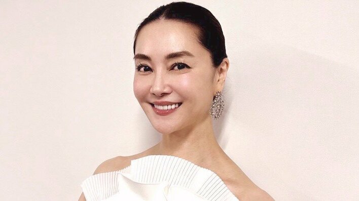観月ありさ 若かりし頃の“貴重な姿”を公開！「面影そのまま」広大な海を背景に屈託のない笑顔を浮かべるCMオフショットに「懐かしい」と反響