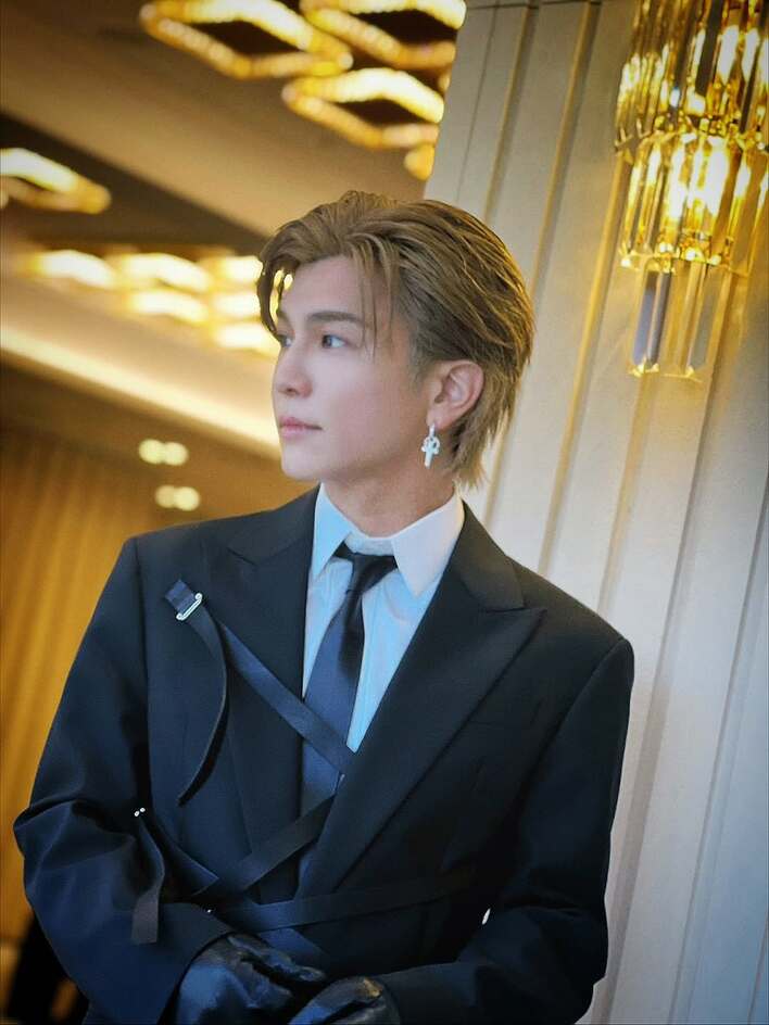 岩田剛典 王子様感あふれる黒スーツ姿＆カジュアルスタイルのギャップ