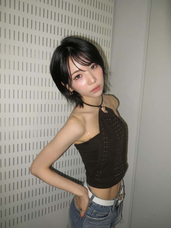 艶めきが凄い」NiziU・MAYA 大胆肌見せ衣装の“破壊力半端ない”スタイル