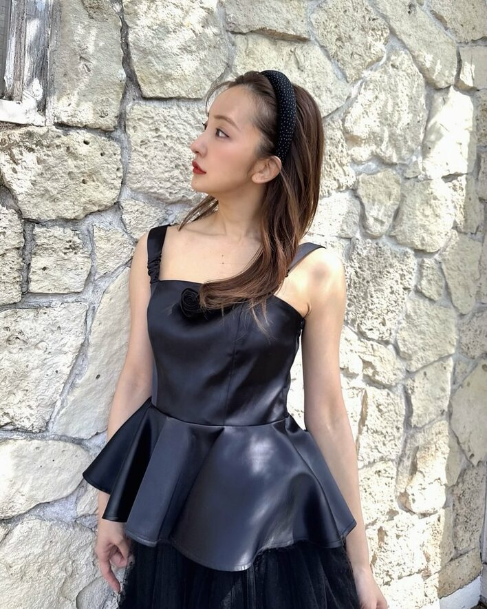 おとぎの国のお姫様みたい」板野友美 芝生の上での大人ガーリー