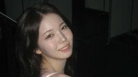 「ポニテ最強」NiziU・AYAKA 美デコルテ際立つ“レベチ”なライブオフショット公開！上目遣いのハートポーズに「リアルプリンセス」