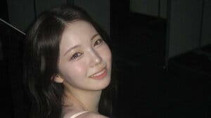 「ポニテ最強」NiziU・AYAKA 美デコルテ際立つ“レベチ”なライブオフショット公開！上目遣いのハートポーズに「リアルプリンセス」
