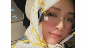「めちゃくちゃドタイプ」浜崎あゆみ “ゆるっと”カジュアルなオフコーデ披露！前髪の隙間からのぞくまなざしや愛犬とのほっこり時間も