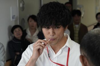 院内警察に所属する武良井（桐谷健太）は医師ともめる男性を目撃『院内警察』第1話予告