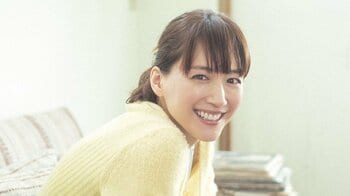 「何なんだ、この可愛さは」綾瀬はるかがショーパン姿披露！浜辺ショットなど収録したカレンダーにファン歓喜