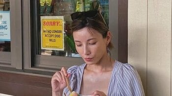 「写真集を見てるよう」加藤あい 美脚際立つショーパン姿でハワイのビーチを満喫！砂浜でしゃがむ無邪気な姿に「癒やされました」