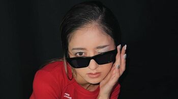 みちょぱ（池田美優）美腹筋がチラリ！サングラス＆ヘソ出しの夏スタイルを披露「きれいな腹筋！」