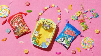 「トイ・ストーリー」お菓子パッケージ風デザインのグッズがディズニーストアより新登場！ポップでカラフルな“ジャラジャラ”アイテムも