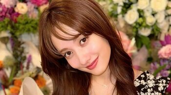 「天使すぎる」谷まりあ 豪華なお花に囲まれた幸せオーラ全開の笑顔ショットにファン絶賛「見とれちゃいました」