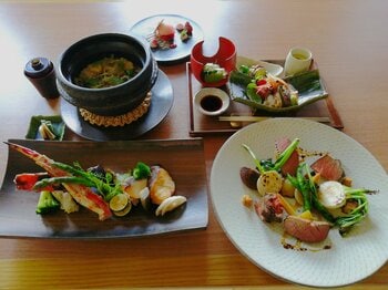【愛犬と一緒に夕食を】「洞爺湖 鶴雅リゾート 洸の謌」でワンちゃんルーム向け部屋食プランを販売