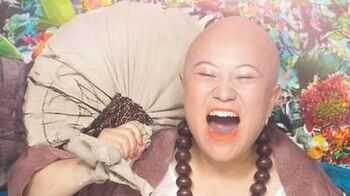 第1子妊娠中のバービー(40)　七福神・布袋尊姿のマタニティフォトを公開　ファンからは「発想が神」「ご利益ありそう」と絶賛の声