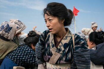 井上真央、100人近いエキストラと米俵争奪戦「いつの世も女性を怒らせたら怖い」