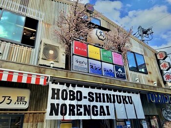 ほぼ新宿のれん街で桜まつり開催！雨でもOK！満開の桜が魅力的なテラス席で春を満喫。おかげさまで祝9周年”のれん街で、春を味わう”2026年3月6日（金）～4月下旬まで！